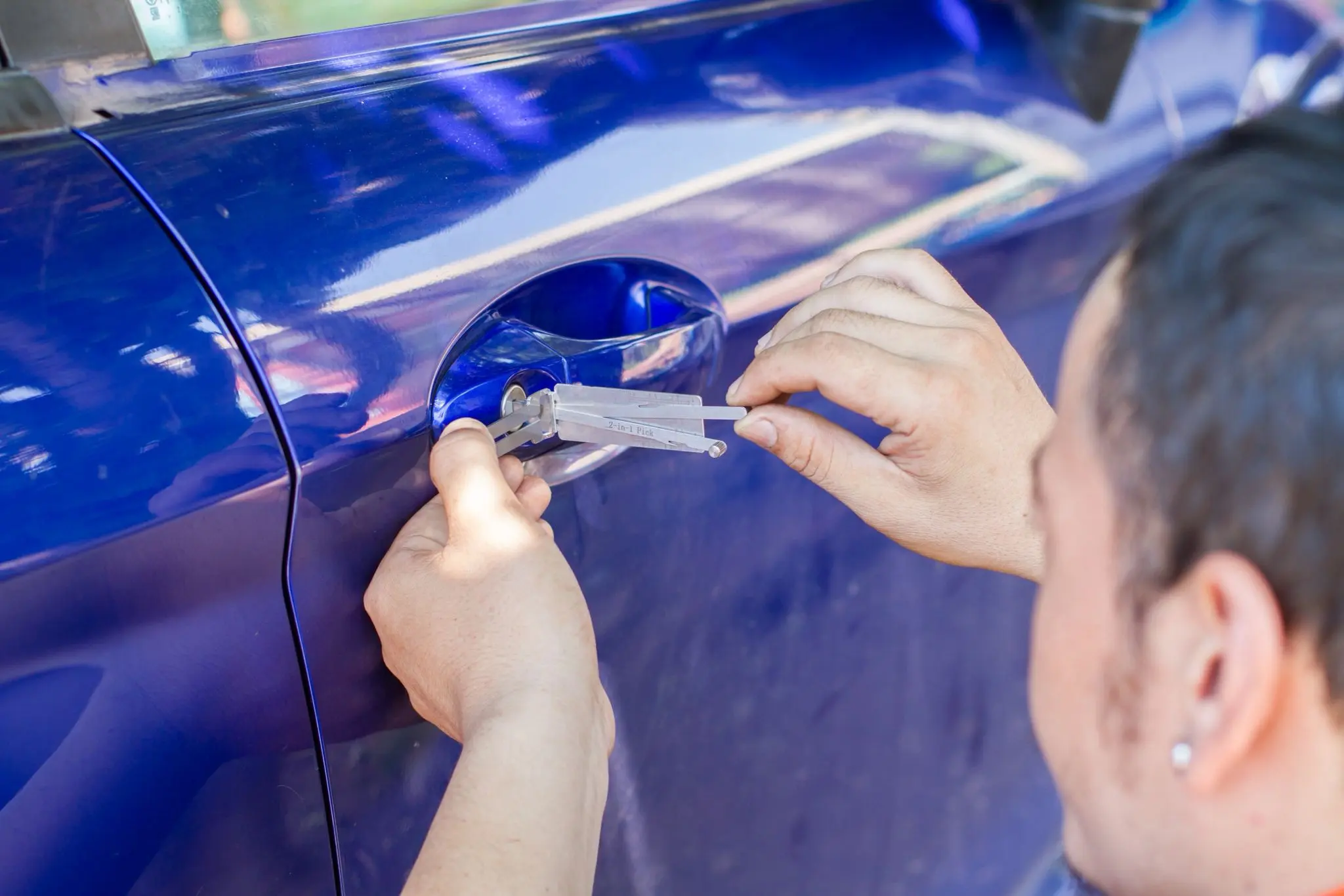 auto locksmith london technician