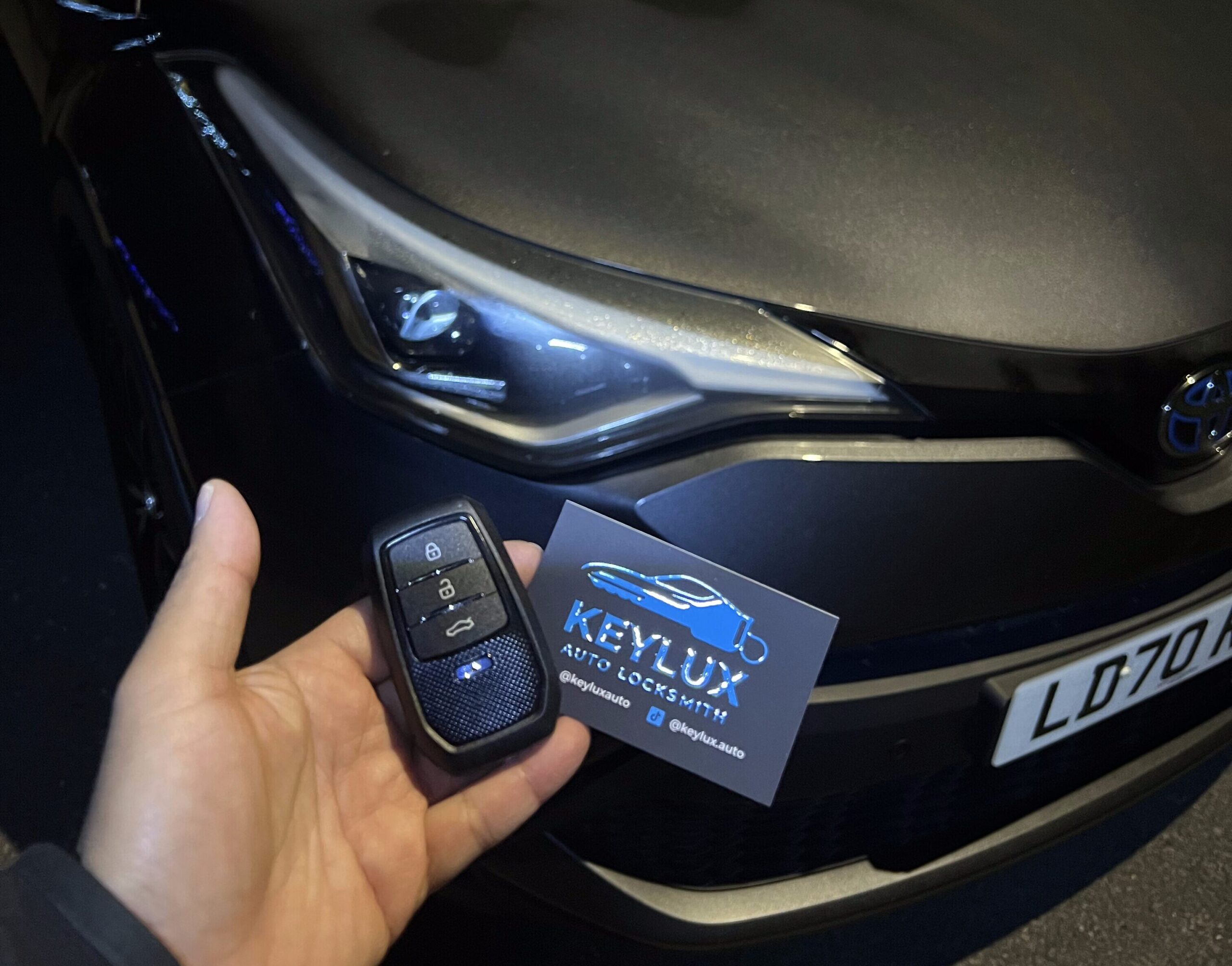 auto locksmith Richmond providing mobile car key replacement service